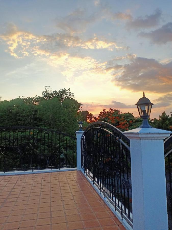 El Castillo Bed And Breakfast Angono Exterior photo
